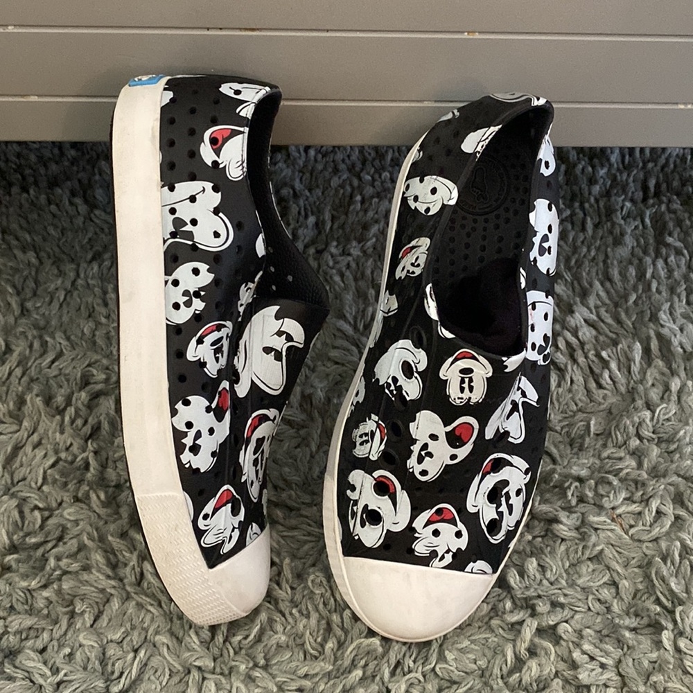 🤍🖤Native Mickey Disney slip on 🖤🤍size 3